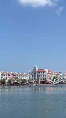 Vietnam Büyük Dünya Phu Quoc. VN, Kien Giang bölgesindeki ünlü eğlence, eğlence ve alışveriş merkezi. Venedik İtalya 'daki gibi renkli binalar Büyük Dünya' da