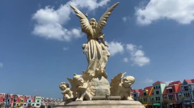 Vietnam Büyük Dünya Phu Quoc. VN, Kien Giang bölgesindeki ünlü eğlence, eğlence ve alışveriş merkezi. Venedik İtalya 'daki gibi renkli binalar Büyük Dünya' da