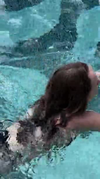 Egy Fiatal Anya Egy Gyerekkel Úszik Tengerben Egy Gyermekkel Úszik — Stock videók