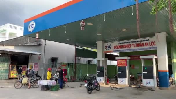 사람들은 주유소에서 연료를 운반합니다 베트남 오토바이의 주유소는 가솔린 가스를 얻는다 — 비디오