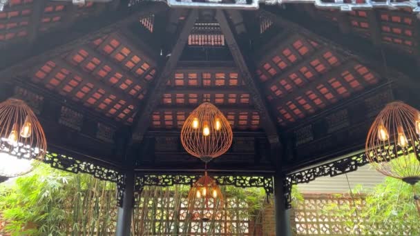 Decoratieve Bamboelampen Hangend Aan Het Dak Van Een Traditioneel Indonesisch — Stockvideo