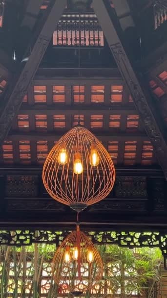 Dekorativa Bambulampor Hängande Från Taket Ett Traditionellt Indonesiskt Trähus — Stockvideo