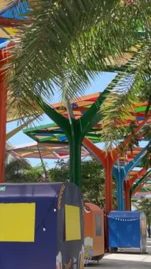 Vietnam Büyük Dünya Phu Quoc. VN, Kien Giang bölgesindeki ünlü eğlence, eğlence ve alışveriş merkezi. Venedik İtalya 'daki gibi renkli binalar Büyük Dünya' da