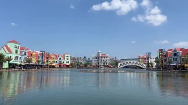 Vietnam Büyük Dünya Phu Quoc. VN, Kien Giang bölgesindeki ünlü eğlence, eğlence ve alışveriş merkezi. Venedik İtalya 'daki gibi renkli binalar Büyük Dünya' da