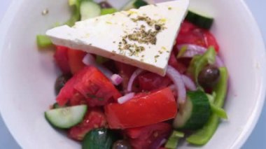 Yunan peyniri ve domates salatasına sos ekliyorum.. 