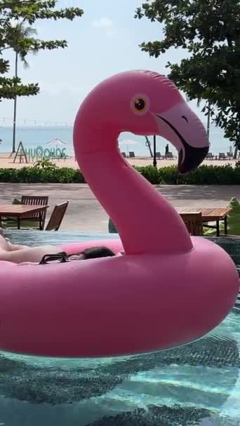 Fiatal Férfi Pihenés Egy Rózsaszín Flamingo Úszó Medencében Nyáron — Stock videók