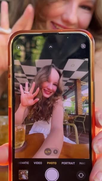 Mobile Web Κάμερα Άποψη Χαμογελώντας Νεαρή Ελκυστική Ισπανόφωνη Γυναίκα Κουνώντας — Αρχείο Βίντεο