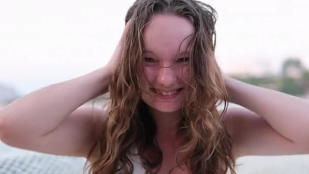 Девушка Искренний Смех Расслабляющий Пляже Эмоции Молодой Девушки Обгорела Кожа — стоковое видео