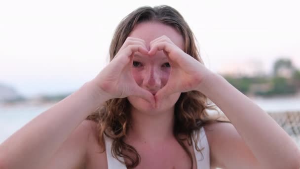 Ismeretlen Lány Piros Kapucnis Formájú Szív Alakot Formál Egy Szellős — Stock videók