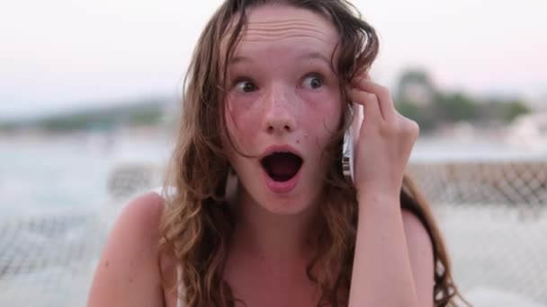 Teléfono Chica Sorprendida Boca Abierta Mujer Habla Por Teléfono Ordenando — Vídeos de Stock