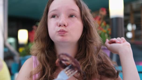 Bir Kız Restoranda Deniz Ürünleri Yiyerek Mutlu Olur Avrupalı Kadınların — Stok video