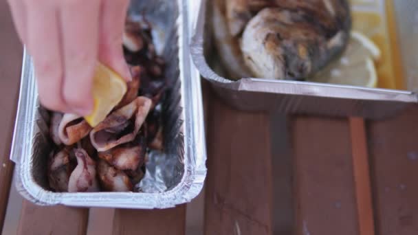Knijpen Citroen Gefrituurde Calamari Zeevruchten Restaurant Hand Knijpen Citroen Smakelijke — Stockvideo