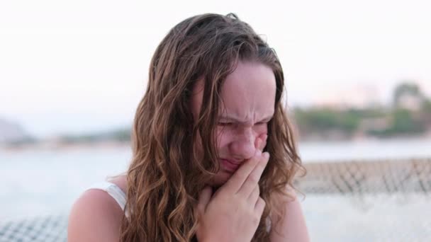Νεαρή Γυναίκα Μπικίνι Στις Καλοκαιρινές Διακοπές Πονόδοντο Στην Παραλία Συναισθήματα — Αρχείο Βίντεο