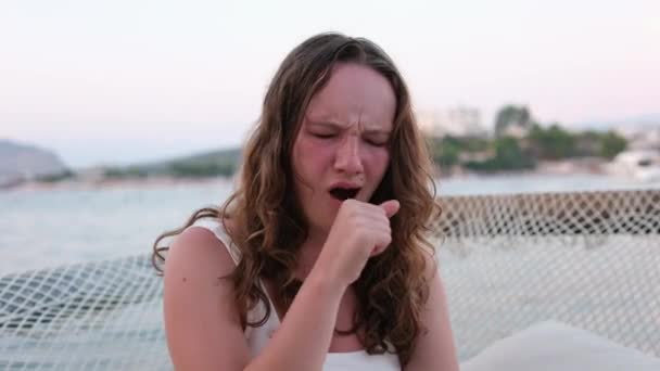 Дівчина Позіхання Телефону Розслабляється Пляжних Емоціях Молодої Дівчини Спалена Шкіра — стокове відео