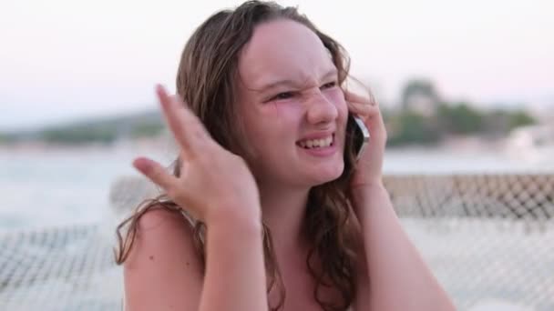 Meisje Boos Telefoon Bestellen Levering Communiceert Met Vrienden Maakt Gebruik — Stockvideo