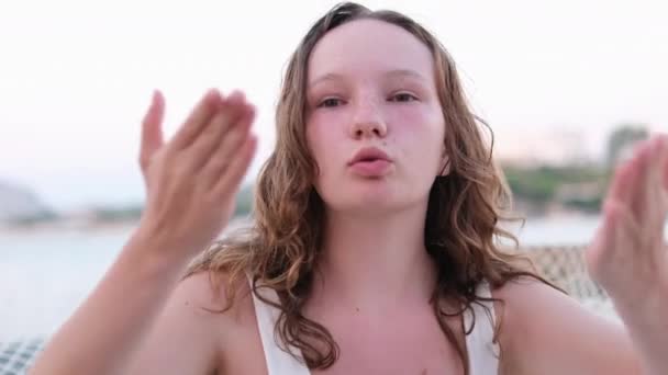 Κορίτσι Φυσάει Ένα Φιλί Χαλαρώνοντας Στην Παραλία Συναισθήματα Της Νεαρής — Αρχείο Βίντεο