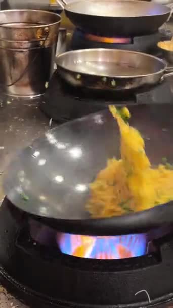 Close Chef Koken Thaise Traditionele Heerlijke Gerechten Roeren Gebakken Rijst — Stockvideo