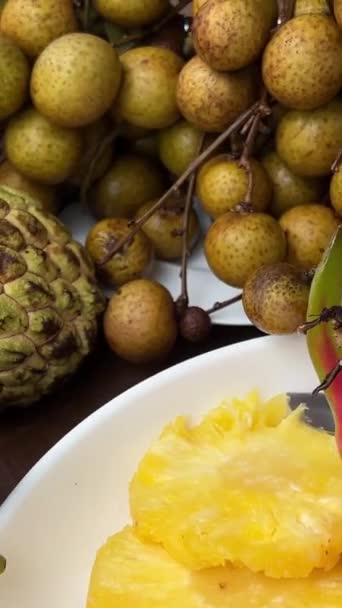 Frutas Mesa Longan Fruta Del Dragón Mango Piña — Vídeo de stock