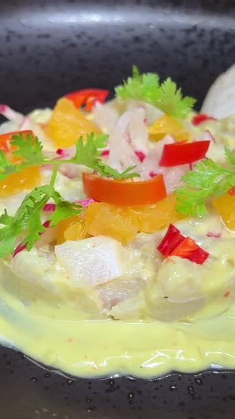 加多加多雅加达的盘子里有煮熟的蔬菜和土豆 煮熟的鸡蛋 炸豆腐 龙通和甜瓜片 还有花生酱 印度尼西亚沙拉 — 图库视频影像