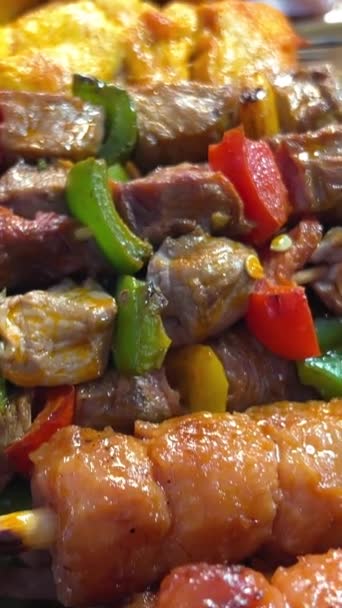 Matlagning Shish Kebab Och Kött Spett Tomater Och Grön Paprika — Stockvideo