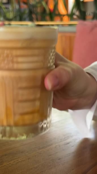 Lüks Otel Restoranında Brunch Yiyen Akdeniz Manzaralı Bir Yerde Kahve — Stok video