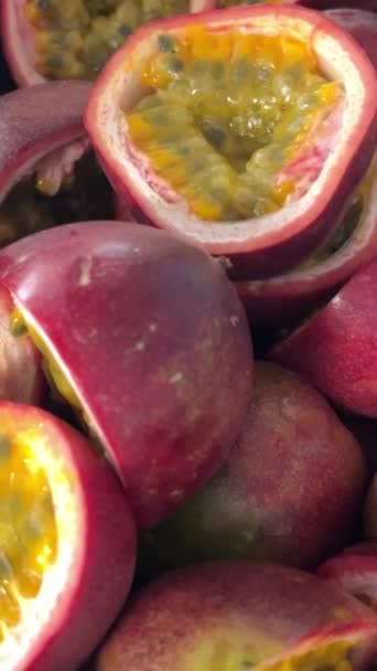 Ένα Ολόκληρο Τηγάνι Κομμένα Φρούτα Του Πάθους Που Φτιάχνουν Μαρμελάδα — Αρχείο Βίντεο