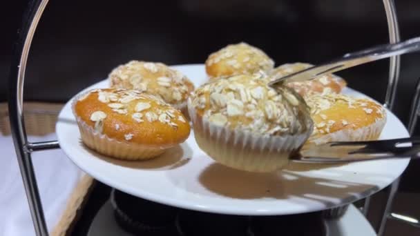 Délicieux Muffins Dorés Sur Nappe Rouge Pois Blancs — Video