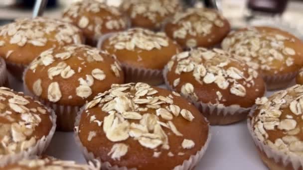 Cupcakes Tallrik Någon Tesked Smakar Chokladmuffins — Stockvideo