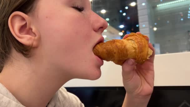 Une Jeune Femme Pull Tricoté Chapeau Mange Croissant Frais Croustillant — Video