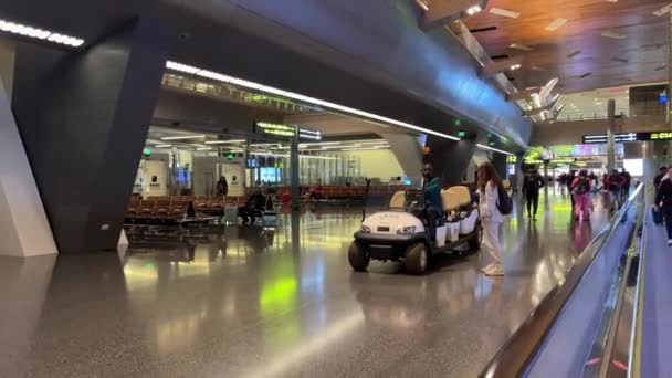 Πραγματική Ζωή Πραγματικό Χρόνο Άνθρωποι Ντόχα Hamad Qatar Airways Κατάρ — Αρχείο Βίντεο
