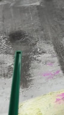 Sokaklarda Thai meyveli dondurma yapma sanatı