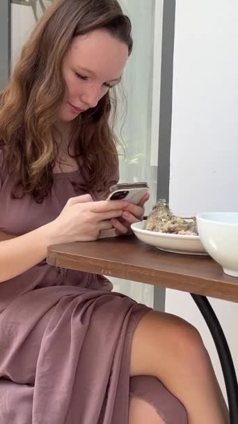 Oběd Pro Mladou Ženu Terase Hotelového Bungalovu Pomocí Mobilního Telefonu — Stock video