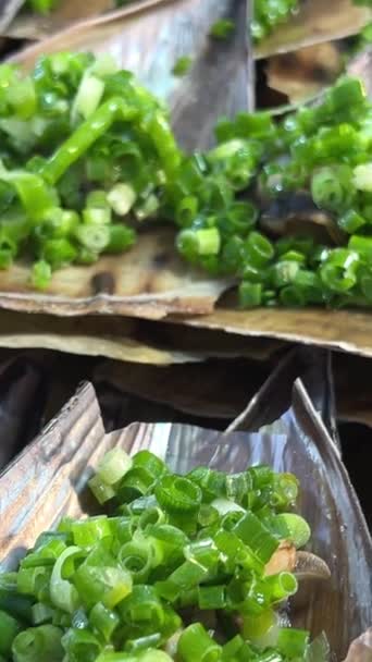 新鲜海鲜虾仁 贻贝和虾仁 有绿色洋葱的贝壳 — 图库视频影像