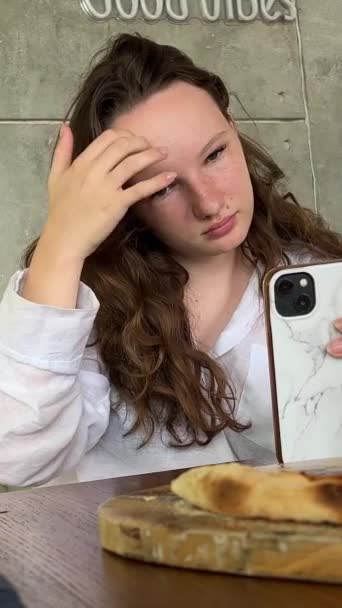 Κορίτσι Σεφ Κάνει Selfie Φωτογραφία Ζεστό Πίτσα Από Φούρνο Concept — Αρχείο Βίντεο