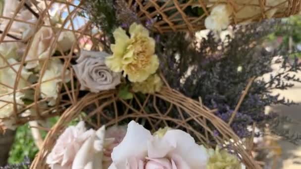 Przygotowania Ślubu Dekoracje Ślubne Plaży Palmy Morze Ocean Ludzie Kwiaty — Wideo stockowe