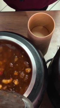 Romen mutfağının farklı türde tencere kepçesinde farklı türde çorbaları, tabaklara serpiştirilmiş kepçeyle lezzetli aromatik yemekler, farklı tarifler, yemek odasında geniş bir yelpazede seçiliyor. Romanya.