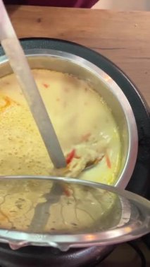 Romen mutfağının farklı türde tencere kepçesinde farklı türde çorbaları, tabaklara serpiştirilmiş kepçeyle lezzetli aromatik yemekler, farklı tarifler, yemek odasında geniş bir yelpazede seçiliyor. Romanya.