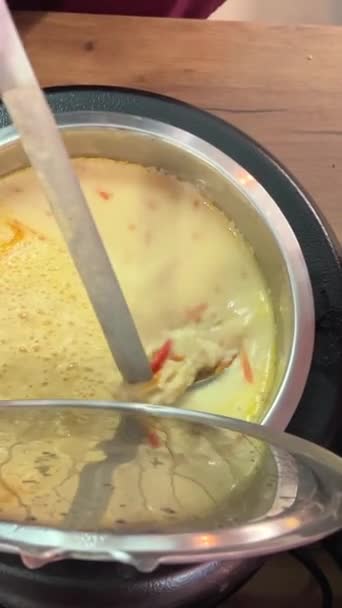 Cucina Rumena Diversi Tipi Zuppe Pentole Scoop Con Mestolo Spargere — Video Stock