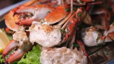 Yengeç, limuzin, masada gül şarabı, güneş ışığı göçü..