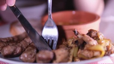 Bıçak, ahşap masada kızarmış et kebabı, ızgara et kebabı, yakın plan.