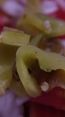 Sebze salatası ve yoğurt. Stüdyo Chiangmai 'de biberli soğan ve salatalık karışımı. 