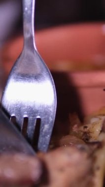 Bıçak, ahşap masada kızarmış et kebabı, ızgara et kebabı, yakın plan.