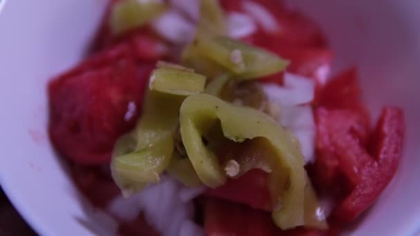 野菜サラダとヨーグルト スイートペッパートマトの玉ねぎとボウルでキュウリで混合 スタジオチェンマイ — ストック動画