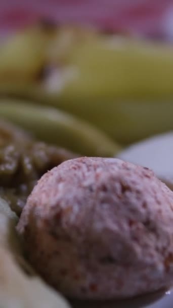 烤蔬菜 烤胡椒粉和奶酪肉丸子 膳食食品 — 图库视频影像