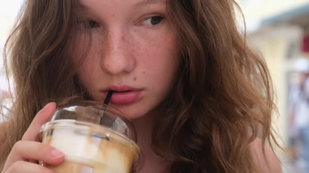 Gyönyörű Európai Lány Jeges Lattét Iszik Fiatal Spanyol Kávét Öntött — Stock videók