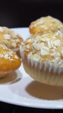 Kırmızı masa örtüsü üzerinde beyaz benekli lezzetli altın kekler.