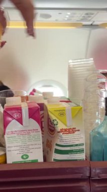 Hostes yemeği Doha Hamad Katar Havayolları Katarı 'nı içiyor. Doha Havaalanı 10.04.2024