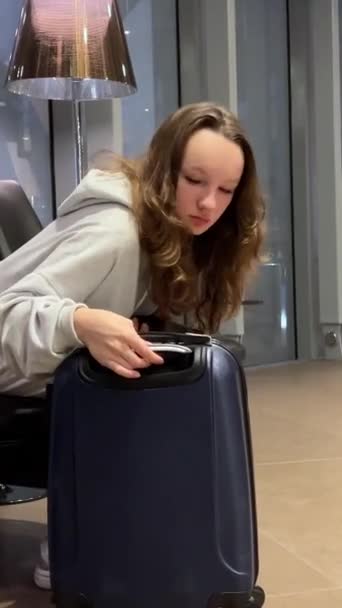 Дівчина Валіза Телефон Аеропорт Приваблива Молода Блондинка Тягне Свою Валізу — стокове відео