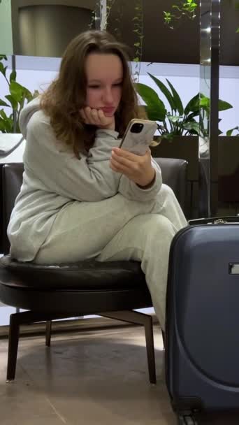 Femme Attente Aéroport Moderne Pour Son Vol Retardé Avec Les — Video