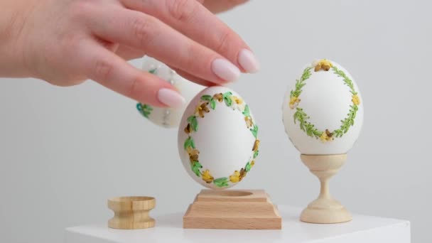 Huevos Pascua Coloridos Con Diferentes Patrones Alineados Fondo — Vídeos de Stock